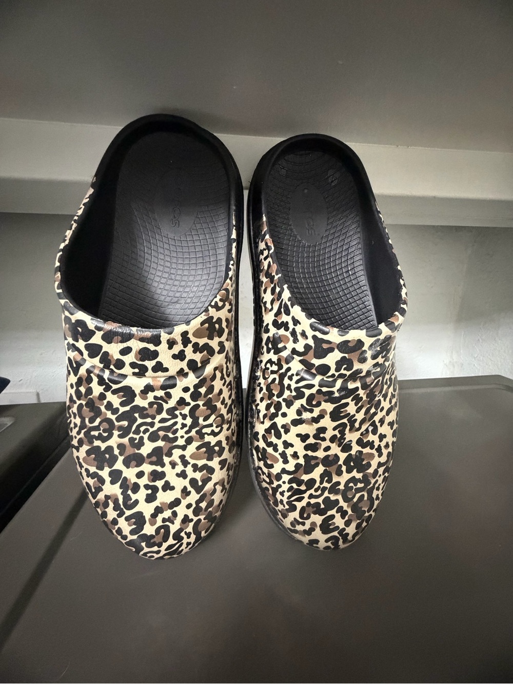 OOFOS Leopard Print Slide Clog in Black and Tan - Picture 3 of 10